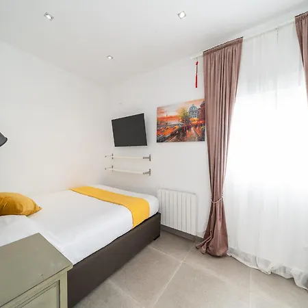 For 10 Persons In * L'Escala